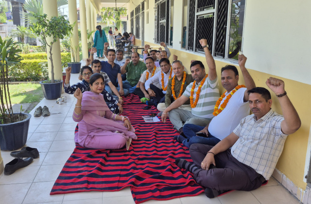 You are currently viewing *जेसीडीएवी कॉलेज दसूहा के स्टाफ ने डीएवी मैनेजमेंट के खिलाफ भूख हड़ताल शुरू की*