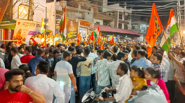 You are currently viewing पहलगाम में आतंकवादियों द्वारा पर्यटकों की हत्या के रोष स्वरूप हिंदू संगठनों द्वारा देर रात्री किया प्रदर्शन