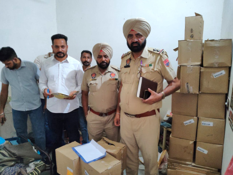 You are currently viewing ਆਬਕਾਰੀ ਵਿਭਾਗ ਨੇ ਛਾਪੇਮਾਰੀ ਦੌਰਾਨ 77 ਪੇਟੀਆਂ ਨਾਜਾਇਜ਼ ਸ਼ਰਾਬ ਬਰਾਮਦ ਕੀਤੀਆਂ