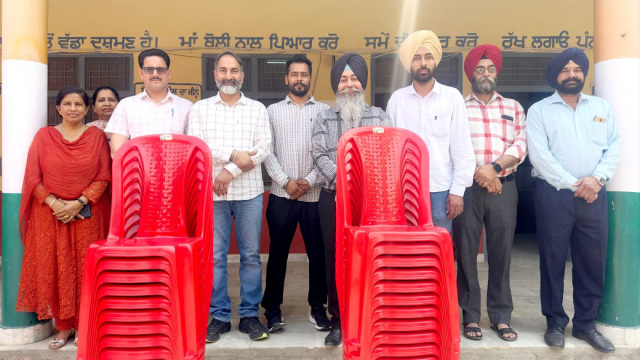 You are currently viewing ਸਕੂਲ ਲਾਈਬ੍ਰੇਰੀ ਲਈ ਕੁਰਸੀਆਂ ਭੇਂਟ