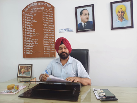 You are currently viewing ਹਰਦੇਵ ਸਿੰਘ ਆਸੀ ਨੇ ਹੁਸ਼ਿਆਰਪੁਰ ਦੇ ਜ਼ਿਲਾ ਲੋਕ ਸੰਪਰਕ ਅਫ਼ਸਰ ਦਾ ਅਹੁਦਾ ਸੰਭਾਲਿਆ