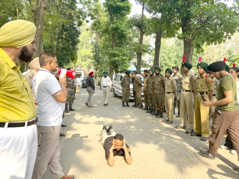 Read more about the article ਬਟਾਲਾ ‘ਚ ਵਿੱਚ ਹੋਈ ਮੌਕ ਡਰਿਲ- ਹਵਾਈ ਹਮਲੇ ਸਮੇਂ ਆਪਣੇ ਆਪ ਨੂੰ ਕਿਵੇਂ ਸੁਰੱਖਿਅਤ ਰੱਖਣਾ ਹੈ ਇਸ ਦਾ ਹੋਇਆ ਅਭਿਆਸ