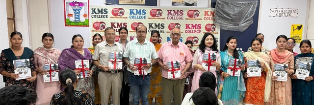 Read more about the article KMS ਕਾਲਜ ਵਿਖੇ ਕਰੀਅਰ ਗਾਈਡੈਂਸ ਦੇ ਸੰਬੰਧ ‘ਚ ਮੋਟੀਵੇਸ਼ਨਲ ਸੈਮੀਨਾਰ ਦੌਰਾਨ ਸੈਸ਼ਨ 2025-26 ਦਾ ਪ੍ਰਾਸਪੈਕਟਸ ਰਿਲੀਜ਼ ਕੀਤਾ ਗਿਆ