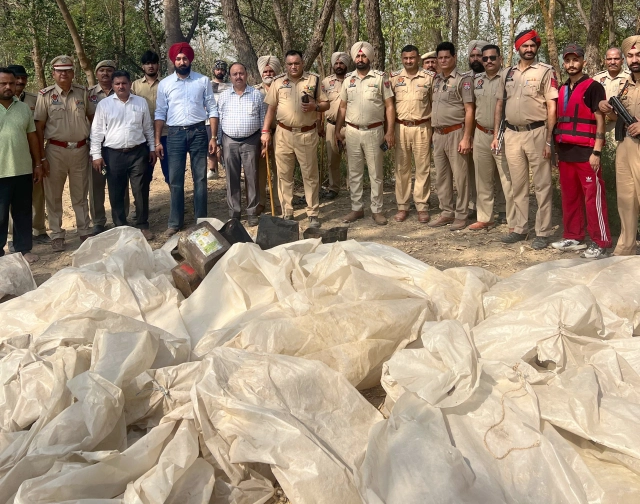 Read more about the article ਆਬਕਾਰੀ ਵਿਭਾਗ ਨੇ ਹੁਸ਼ਿਆਰਪੁਰ ‘ਚ ਨਾਜਾਇਜ਼ ਸ਼ਰਾਬ ਵਿਰੁੱਧ ਜੰਗੀ ਪੱਧਰ ‘ਤੇ ਚਲਾਈ ਮੁਹਿੰਮ