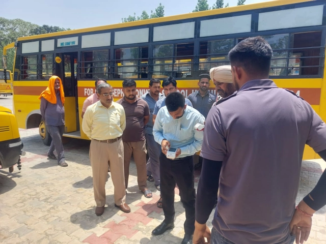 You are currently viewing ਸੇਫ ਸਕੂਲ ਵਾਹਨ ਸਕੀਮ ਤਹਿਤ ਆਰ.ਟੀ.ਓ ਨੇ ਕੀਤੀ ਸਖ਼ਤ ਕਾਰਵਾਈ,5 ਬੱਸਾਂ ਦੇ ਚਲਾਨ,1 ਬੱਸ ਨੂੰ ਕੀਤਾ ਜ਼ਬਤ