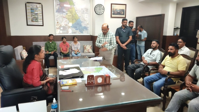 You are currently viewing ਇਕ ਦਿਨ ਡੀ.ਸੀ ਦੇ ਨਾਲ; ਹੁਸ਼ਿਆਰਪੁਰ ਦੇ ਟਾਪਰਾਂ ਨੂੰ ਮਿਲਿਆ ਪ੍ਰਸ਼ਾਸਕੀ ਤਜ਼ਰਬਾ, ਲੀਡਰਸ਼ਿਪ ਅਤੇ ਲੋਕ ਸੇਵਾ ਦੀ ਪ੍ਰੇਰਨਾ