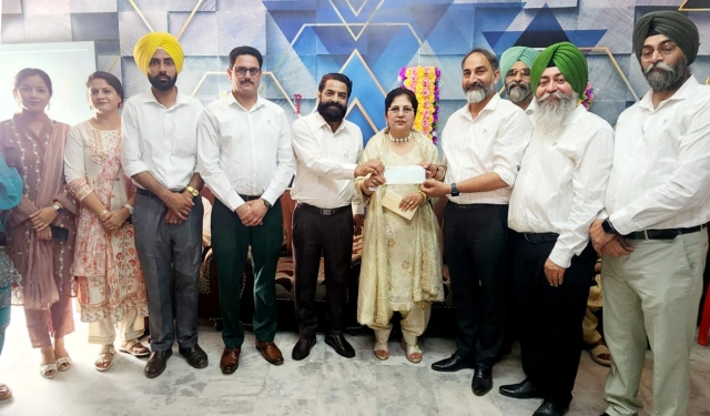 You are currently viewing ਸਰਕਾਰੀ ਸੀਨੀਅਰ ਸੈਕੰਡਰੀ ਸਕੂਲ ਡੱਫਰ ਨੂੰ 51 ਹਜ਼ਾਰ ਦਾ ਚੈੱਕ ਭੇਂਟ