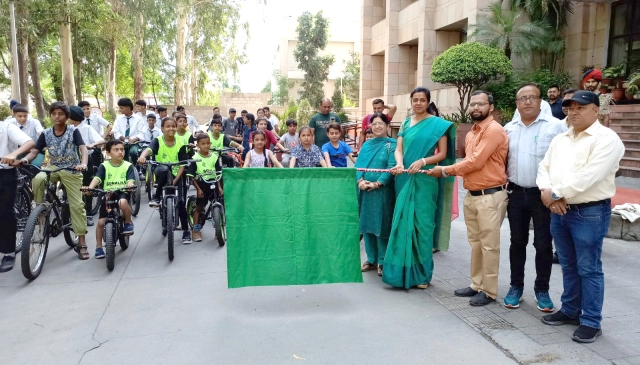 You are currently viewing ਵਿਸ਼ਵ ਵਾਤਾਵਰਣ ਦਿਵਸ – ਡਿਪਟੀ ਕਮਿਸ਼ਨਰ ਨੇ ਕਿਡਜ਼ ਸਾਈਕਲ ਰੈਲੀ ਨੂੰ ਹਰੀ ਝੰਡੀ ਦੇ ਕੇ ਕੀਤਾ ਰਵਾਨਾ