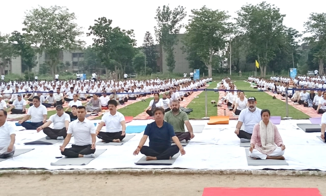 You are currently viewing ਅੰਤਰਾਸ਼ਟਰੀ ਯੋਗ ਦਿਵਸ ਮੌਕੇ ਪੁਲਿਸ ਲਾਈਨ ਗਰਾਊਂਡ ’ਚ ਹੋਇਆ ਵਿਸ਼ਾਲ ਜ਼ਿਲ੍ਹਾ ਪੱਧਰੀ ਸਮਾਗਮ