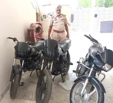 You are currently viewing ਪੁਲਿਸ ਨੇ ਬਿਨ੍ਹਾਂ ਨੰਬਰ ਪਲੇਟ ਵਾਲੇ ਵਾਹਨ ਜ਼ਬਤ ਕਰਕੇ ਕਾਰਵਾਈ ਅਮਲ ਵਿੱਚ ਲਿਆਂਦੀ