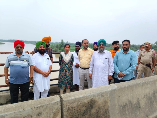 You are currently viewing डिप्टी कमिश्नर आशिका जैन ने संभावित बाढ़ के मद्देनजर किया ब्यास दरिया किनारे बसे गांवों का दौरा