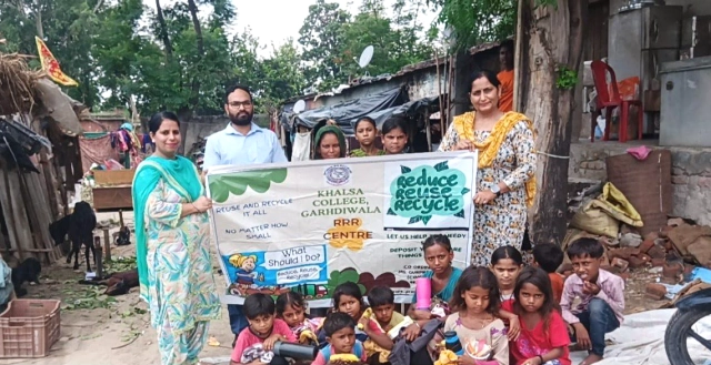 You are currently viewing ਆਰ.ਆਰ.ਆਰ.ਸੈਂਟਰ ਵੱਲੋਂ ਪਿੰਡ ਝੰਬੋਵਾਲ ਝੁੱਗੀ-ਝੌਂਪੜੀ ਖੇਤਰਾਂ ‘ਚ ਘਰੇਲੂ ਸਮਾਨ ਵੰਡਿਆ ਗਿਆ 