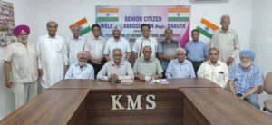 Read more about the article ਸੀਨੀਅਰ ਸਿਟੀਜ਼ਨਜ਼ ਵੈਲਫੇਅਰ ਐਸੋਸੀਏਸ਼ਨ ਦਸੂਹਾ ਵੱਲੋਂ ਸਾਵਣ ਮਹੀਨੇ ਨੂੰ ਮਨਾਉਂਦੇ ਹੋਏ ਕਵੀ ਸੰਮੇਲਨ ਕਰਵਾਇਆ – ਚੌਧਰੀ ਕੁਮਾਰ ਸੈਣੀ 