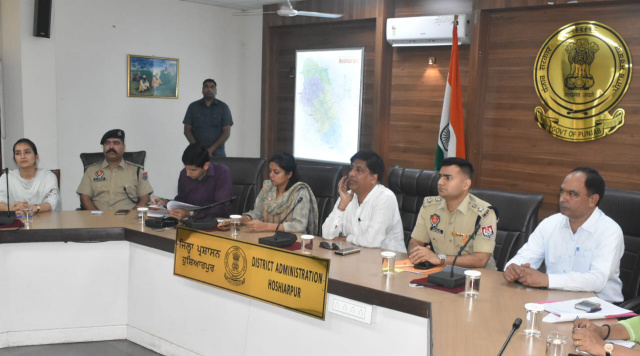 You are currently viewing ਮਾਤਾ ਚਿੰਤਪੁਰਨੀ ਮੇਲੇ ਨੂੰ ਸੁਚਾਰੂ ਢੰਗ ਨਾਲ ਕਰਵਾਉਣ ਲਈ ਲੰਗਰ ਕਮੇਟੀਆਂ ਤੇ ਸਮਾਜਿਕ ਸੰਸਥਾਵਾਂ ਜ਼ਿਲ੍ਹਾ ਪ੍ਰਸ਼ਾਸਨ ਨੂੰ ਸਹਿਯੋਗ ਦੇਣ : ਬ੍ਰਮ ਸ਼ੰਕਰ ਜਿੰਪਾ