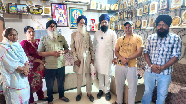 You are currently viewing *ਸੁਸਾਇਟੀ ਨੇ ਲਾਪਤਾ ਬਜੁਰਗ ਨੂੰ ਉਸਦੇ ਪਰਿਵਾਰ ਨਾਲ ਮਿਲਾਇਆ*