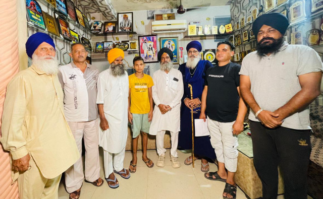 You are currently viewing 10 ਮਹੀਨਿਆਂ ਤੋਂ ਲਾਪਤਾ ਵੀਰ ਨੂੰ ਸੋਸਾਇਟੀ ਨੇ ਪਰਿਵਾਰ ਨਾਲ ਮਿਲਾਇਆ