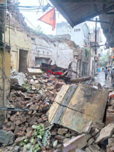 Read more about the article ਭਾਰੀ ਮੀਂਹ ਦੇ ਚਲਦਿਆਂ ਘਰ ਦੀ ਇਮਾਰਤ ਗਲੀ ਵਿੱਚ ਡਿੱਗੀ,ਜਾਨੀ…