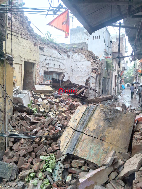 You are currently viewing ਭਾਰੀ ਮੀਂਹ ਦੇ ਚਲਦਿਆਂ ਘਰ ਦੀ ਇਮਾਰਤ ਗਲੀ ਵਿੱਚ ਡਿੱਗੀ,ਜਾਨੀ…