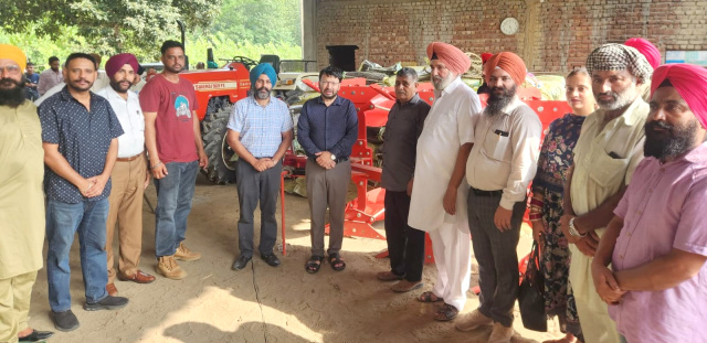 You are currently viewing ਕੈਬਨਿਟ ਮੰਤਰੀ ਡਾ. ਰਵਜੋਤ ਨੇ ਬਲਾਕ ਭੂੰਗਾ ਵਿੱਚ ਕਿਸਾਨਾਂ ਨੂੰ ਸਬਸਿਡੀ ‘ਤੇ ਆਧੁਨਿਕ ਖੇਤੀ ਮਸ਼ੀਨਾਂ ਕੀਤੀਆਂ ਪ੍ਰਦਾਨ