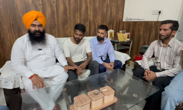 Read more about the article ਇਰਾਕ ‘ਚ ਫਸੇ 4 ਪੰਜਾਬੀ ਨੌਜਵਾਨ ਪੰਜਾਬ ਸਰਕਾਰ ਦੀ ਮਦਦ ਨਾਲ ਸੁਰਖਿਅਤ ਘਰ ਪਹੁੰਚੇ