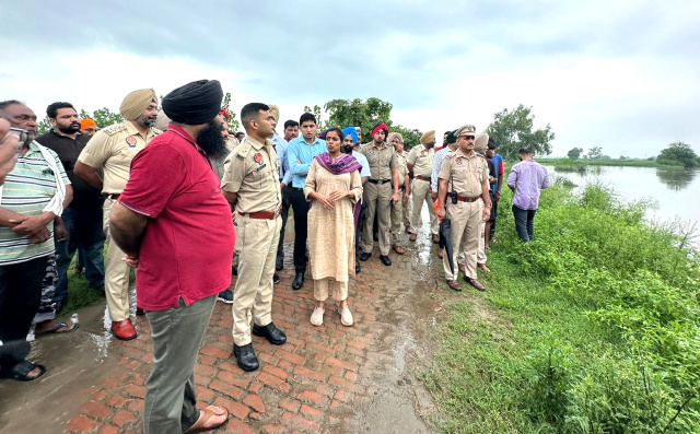 Read more about the article ਜ਼ਿਲ੍ਹਾ ਪ੍ਰਸ਼ਾਸਨ ਹੜ੍ਹ ਪ੍ਰਭਾਵਿਤ ਇਲਾਕਿਆਂ ‘ਚ ਹਮੇਸ਼ਾ ਚੌਕਸ, ਕੀਤੇ ਪੁਖਤਾ ਪ੍ਰਬੰਧ : ਡਿਪਟੀ ਕਮਿਸ਼ਨਰ ਆਸ਼ਿਕਾ ਜੈਨ