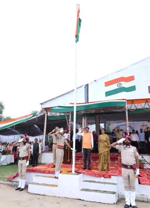 You are currently viewing ਆਜ਼ਾਦੀ ਦਿਹਾੜੇ ਮੌਕੇ ਕੈਬਨਿਟ ਮੰਤਰੀ ਮੋਹਿੰਦਰ ਭਗਤ ਨੇ ਲਹਿਰਾਇਆ ਰਾਸ਼ਟਰੀ ਝੰਡਾ