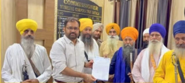 Read more about the article ਸਤਿਕਾਰ ਕਮੇਟੀ ਸਖ਼ਤ – ਬਟਾਲਾ ਐਸ.ਡੀ.ਐਮ. ਨੂੰ ਮੰਗ ਪੱਤਰ ਸੌਂਪਿਆ, ਸ਼ਰਾਬ ਠੇਕਿਆਂ ’ਤੇ ਪਾਬੰਦੀ ਲਗਾਉਣ ਦੀ ਮੰਗ