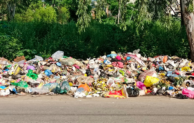 Read more about the article ਬਟਾਲਾ ਸ਼ਹਿਰ ਦੇ ਹਾਲਾਤ ਚੌਕਾਂਉਣ ਵਾਲੇ – ਕੂੜੇ ਦੇ ਢੇਰ, ਖੱਡਿਆਂ ਵਾਲੀਆਂ ਸੜਕਾਂ ਅਤੇ ਛੋਟੇ-ਛੋਟੇ ਹਾਦਸੇ – ਪ੍ਰਸ਼ਾਸਨ ਦੀ ਬੇਪਰਵਾਹੀ ਕਾਰਨ ਲੋਕ ਪਰੇਸ਼ਾਨ