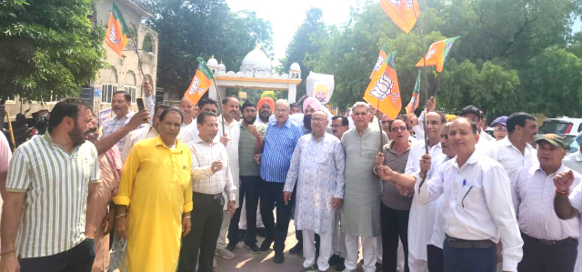 Read more about the article भाजपा कार्यकर्ताओं ने रोष प्रर्दशन करके पंजाब सरकार का फूंका पुतला
