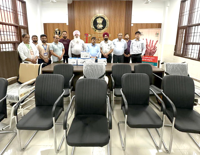 You are currently viewing सिविल अस्पताल दसूहा को व्हीलचेयर, नेबुलाइजर तथा कुर्सियां की दान