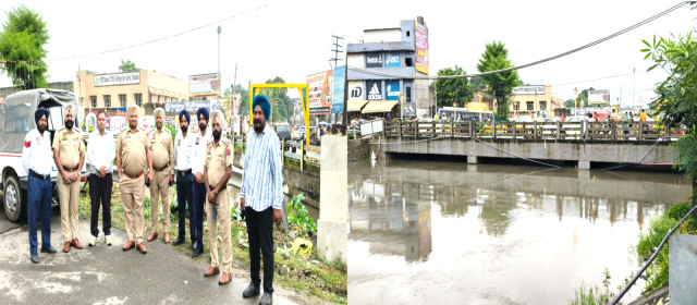 You are currently viewing ਬਟਾਲਾ ਵਿੱਚ ਭਾਰੀ ਬਾਰਸ਼ ਨਾਲ ਹਸਲੀ ਪੁਲ ਖ਼ਤਰੇ ਦੀ ਘੰਟੀ – ਟਰੈਫ਼ਿਕ ਇੰਚਾਰਜ ਗੁਰਾਇਆ ਨੇ ਲੋਕਾਂ ਨੂੰ ਕੀਤਾ ਭਰੋਸੇਮੰਦ