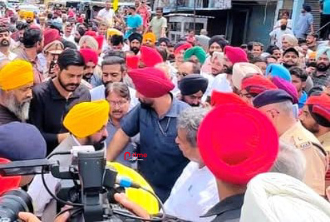 Read more about the article ਮੁੱਖ ਮੰਤਰੀ ਪੰਜਾਬ ਨੂੰ ਵਿਧਾਇਕ ਸ਼ੈਰੀ ਕਲਸੀ ਦੇ ਨਾਲ ਮਿਲੇ ਬਹਿਰਾਮਪੁਰ ਦੇ ਪੰਚ ਸਰਪੰਚ,