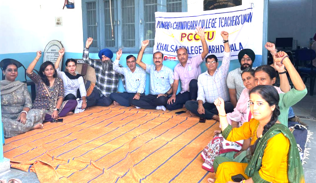 You are currently viewing ਕਾਲਜ ਦੇ ਯੂਨੀਅਨ ਮੈਂਬਰਾਂ ਵੱਲੋਂ ਪੰਜਾਬ ਸਰਕਾਰ ਦੀਆਂ ਸਿੱਖਿਆ ਵਿਰੋਧੀ ਨੀਤੀਆਂ ਦੇ ਖ਼ਿਲਾਫ਼ ਦਿੱਤਾ ਧਰਨਾ 