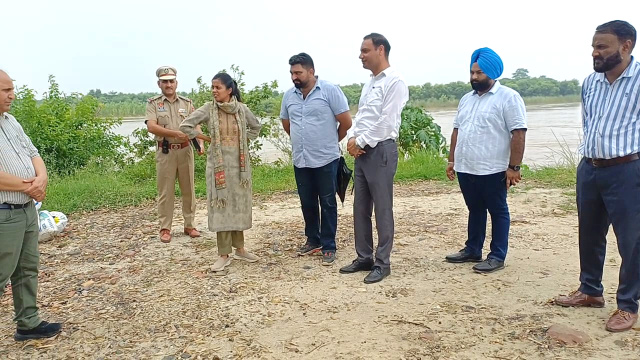 You are currently viewing ਡਿਪਟੀ ਕਮਿਸ਼ਨਰ ਨੇ ਬਿਆਸ ਦਰਿਆ ਦੇ ਗਾਈਡ ਬੰਨ੍ਹ ਤੇ ਧੁੱਸੀ ਬੰਨ੍ਹ ਦੀ ਸੁਰੱਖਿਆ ਦਾ ਲਿਆ ਜਾਇਜ਼ਾ