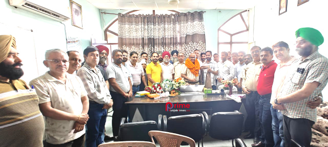 You are currently viewing ਡਿਪਟੀ ਡੀ.ਈ.ਓ (ਐਲੀਮੈਂਟਰੀ) ਨੂੰ ਚਾਰਜ ਸੰਭਾਲਣ ਤੇ ਕੀਤਾ ਸਨਮਾਨਿਤ