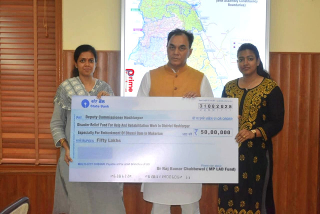 Read more about the article ਡਾ. ਰਾਜ ਨੇ ਧੁੱਸੀ ਅਤੇ ਕੁੱਕੜਾਂ ਬੰਨ੍ਹ ਦੀ ਮੁਰੰਮਤ ਅਤੇ ਹੜ੍ਹ ਰਾਹਤ ਲਈ ਐਮ.ਪੀ ਲੈਡ ਫੰਡ ਵਿਚੋਂ 50 ਲੱਖ ਰੁਪਏ ਅਲਾਟ ਕੀਤੇ