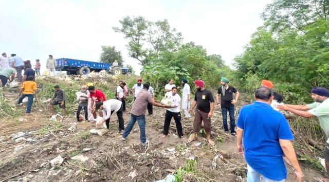 Read more about the article ਪਿੰਡ ਪੱਸੀ ਬੇਟ ਵਿਚ ਸਮੇਂ ਸਿਰ ਕਾਰਵਾਈ ਕਰਕੇ ਧੁੱਸੀ ਬੰਨ੍ਹ ਨੂੰ ਕੀਤਾ ਸੁਰੱਖਿਅਤ