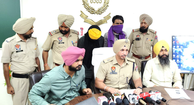 You are currently viewing ਦੁਕਾਨਦਾਰ ਪਾਸੋਂ 30 ਲੱਖ ਦੀ ਫਿਰੌਤੀ ਮੰਗਣ ਅਤੇ ਦੁਕਾਨ ‘ਤੇ ਗੋਲੀਆਂ ਚਲਾਉਣ ਵਾਲਿਆਂ ਨੂੰ ਪੁਲਿਸ ਨੇ ਕੀਤਾ ਕਾਬੂ* 