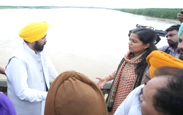 Read more about the article ਮੁੱਖ ਮੰਤਰੀ ਵੱਲੋਂ ਹੁਸ਼ਿਆਰਪੁਰ ਜ਼ਿਲ੍ਹੇ ਦੇ ਹੜ੍ਹ ਪ੍ਰਭਾਵਿਤ ਖੇਤਰਾਂ ਵਿੱਚ ਰਾਹਤ ਤੇ ਬਚਾਅ ਕਾਰਜਾਂ ਦਾ ਜਾਇਜ਼ਾ