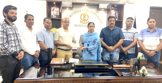 You are currently viewing ਹੜ੍ਹ ਪੀੜਤਾਂ ਦੀ ਮਦਦ ਲਈ ਅਧਿਆਪਕਾਂ ਨੇ ਦਿੱਤੀ 1 ਲੱਖ ਰੁਪਏ ਦੀ ਰਾਸ਼ੀ