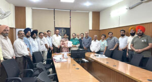 Read more about the article ਹੜ੍ਹ ਪੀੜਤਾਂ ਦੀ ਮਦਦ ਲਈ ਸਿੱਖਿਆ ਵਿਭਾਗ ਨੇ ਸੌਂਪਿਆ 18 ਲੱਖ ਦਾ ਚੈਕ