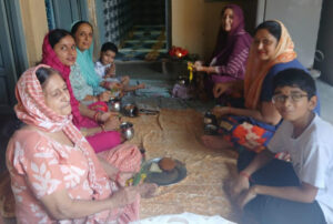 Read more about the article औरतों ने बच्चों की लंबी आयु के लिए मां लक्ष्मी का रखा ब्रत