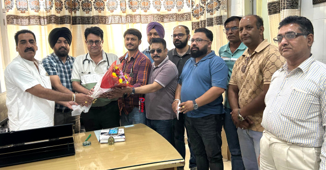 You are currently viewing ਡਾ.ਸੁਦੇਸ਼ ਕੁਮਾਰ ਰਾਜਨ ਨੇ ਬਤੋਰ ਐਸ.ਐਮ.ਓ. ਸੀ.ਐਚ.ਸੀ. ਭੂੰਗਾ ਦਾ ਚਾਰਜ਼ ਸੰਭਾਲਿਆ