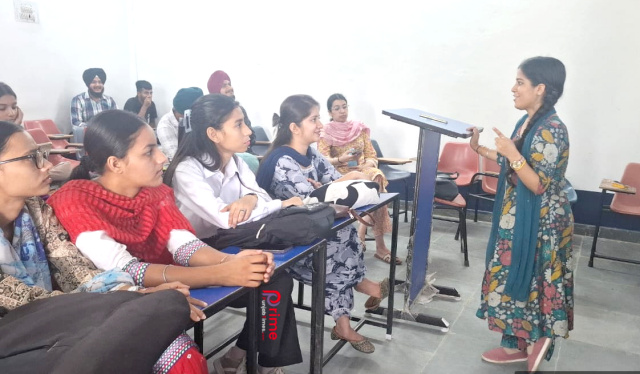 You are currently viewing ਸ਼ਖਸ਼ੀਅਤ ਉਸਾਰੀ ਅਧੀਨ ਖ਼ਾਲਸਾ ਕਾਲਜ ਵਿਖੇ ‘ਪ੍ਰਭਾਵੀ ਬਾਇਓ ਡਾਟਾ’ ਲਿਖਣ ਸੰਬੰਧੀ ਵਰਕਸ਼ਾਪ ਲਗਾਈ ਗਈ