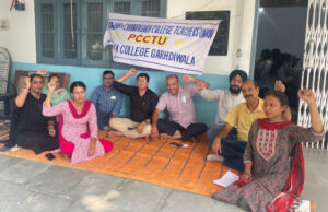 Read more about the article ਕਾਲਜ ਦੇ ਯੂਨੀਅਨ ਮੈਂਬਰਾਂ ਵੱਲੋਂ ਪੰਜਾਬ ਸਰਕਾਰ ਦੀਆਂ ਸਿੱਖਿਆ ਵਿਰੋਧੀ ਨੀਤੀਆਂ ਦੇ ਖ਼ਿਲਾਫ਼ ਦਿੱਤਾ ਧਰਨਾ