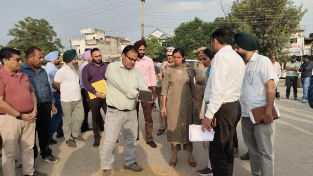 Read more about the article ਡਿਪਟੀ ਕਮਿਸ਼ਨਰ ਆਸ਼ਿਕਾ ਜੈਨ ਨੇ ਦਾਣਾ ਮੰਡੀ ਦਾ ਦੌਰਾ ਕਰਕੇ ਝੋਨੇ ਦੀ ਖਰੀਦ ਪ੍ਰਬੰਧਾਂ ਦਾ ਲਿਆ ਜਾਇਜ਼ਾ