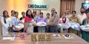 Read more about the article KMS ਕਾਲਜ ਦੀ ਮੈਨੇਜਮੈਂਟ ਵੱਲੋਂ ਮੰਜੁਲਾ ਸੈਣੀ ਫੈਸ਼ਨ ਡਿਜ਼ਾਇਨਿੰਗ ਵਿਭਾਗ ਦੀਆਂ ਵਿਦਿਆਰਥਣਾਂ ਨੂੰ ਕਿੱਟਾਂ ਵੰਡੀਆਂ – ਪ੍ਰਿੰਸੀਪਲ ਡਾ.ਸ਼ਬਨਮ ਕੌਰ