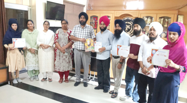 You are currently viewing ਖ਼ਾਲਸਾ ਕਾਲਜ ਦੇ ਵਿਦਿਆਰਥੀਆਂ ਨੇ ਗੁਰਬਾਣੀ ਕੀਰਤਨ ਮੁਕਾਬਲੇ ਵਿੱਚ ਇਨਾਮ ਪ੍ਰਾਪਤ ਕੀਤੇ