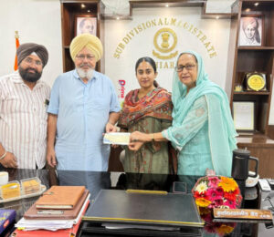 Read more about the article ਗੁਰਦੁਆਰਾ ਸਾਹਿਬ ਕੰਗ ਮਾਈ ਵੱਲੋਂ ਹੜ੍ਹ ਪੀੜਤਾਂ ਦੀ ਸਹਾਇਤਾ ਲਈ ਇਕ ਲੱਖ ਰੁਪਏ ਦਾ ਯੋਗਦਾਨ