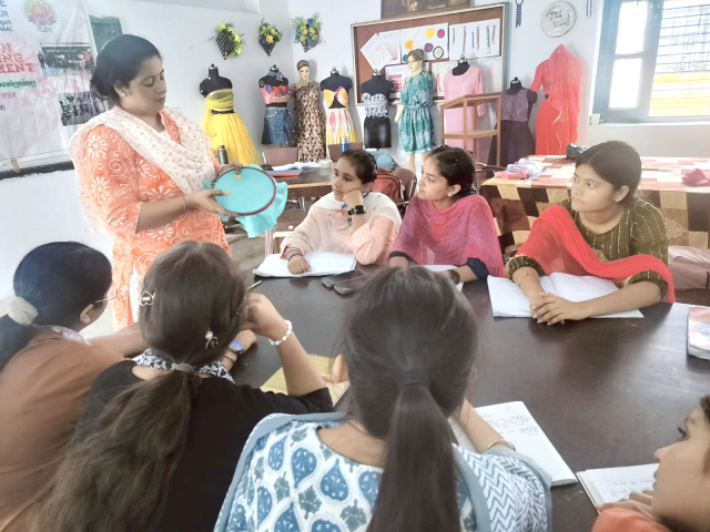 You are currently viewing ਖ਼ਾਲਸਾ ਕਾਲਜ ਵਿਖੇ ਫੈਸ਼ਨ ਡਿਜਾਇਨਿੰਗ ਵਿਭਾਗ ਵੱਲੋਂ ਸਕਿੱਲ-ਬੇਸਡ ਵਰਕਸ਼ਾਪ ਲਗਾਈ ਗਈ